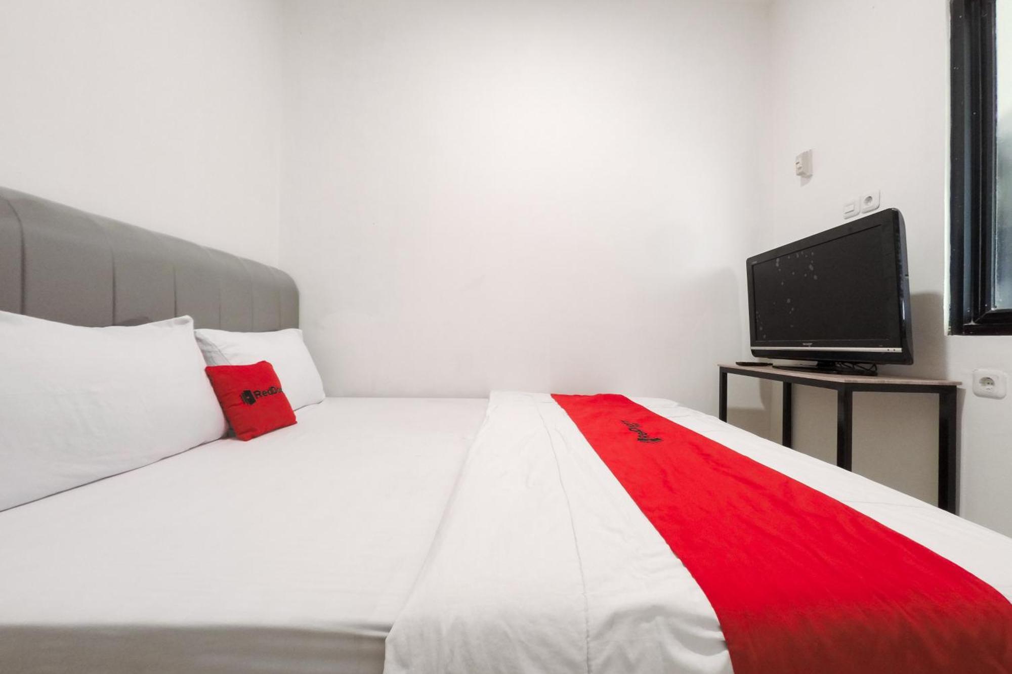 Reddoorz At Flamboyan Harapan Indah Hotel Bekasi Buitenkant foto