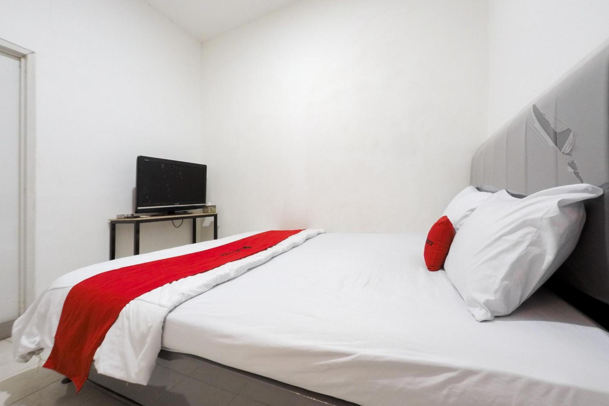 Reddoorz At Flamboyan Harapan Indah Hotel Bekasi Buitenkant foto