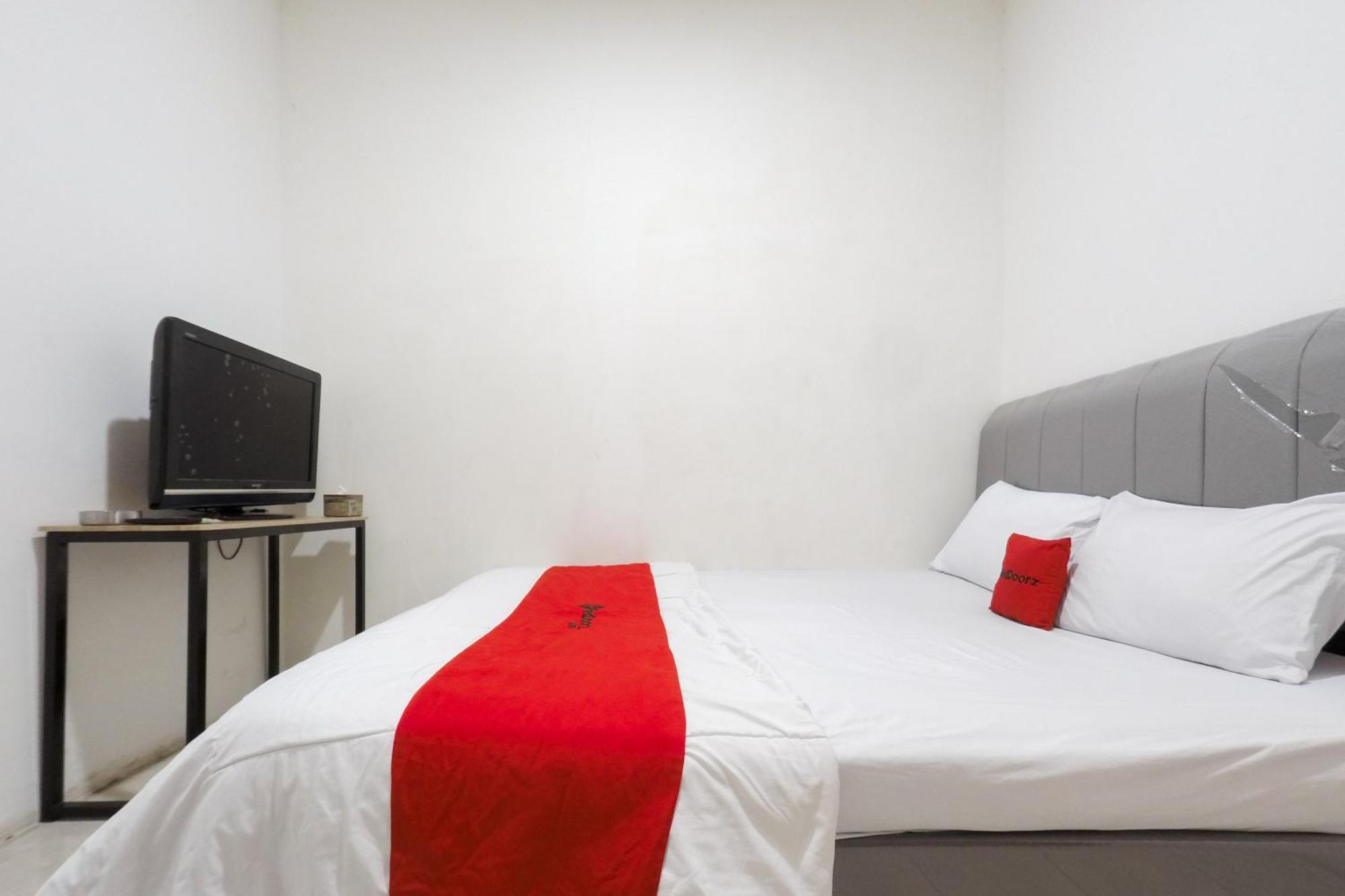 Reddoorz At Flamboyan Harapan Indah Hotel Bekasi Buitenkant foto